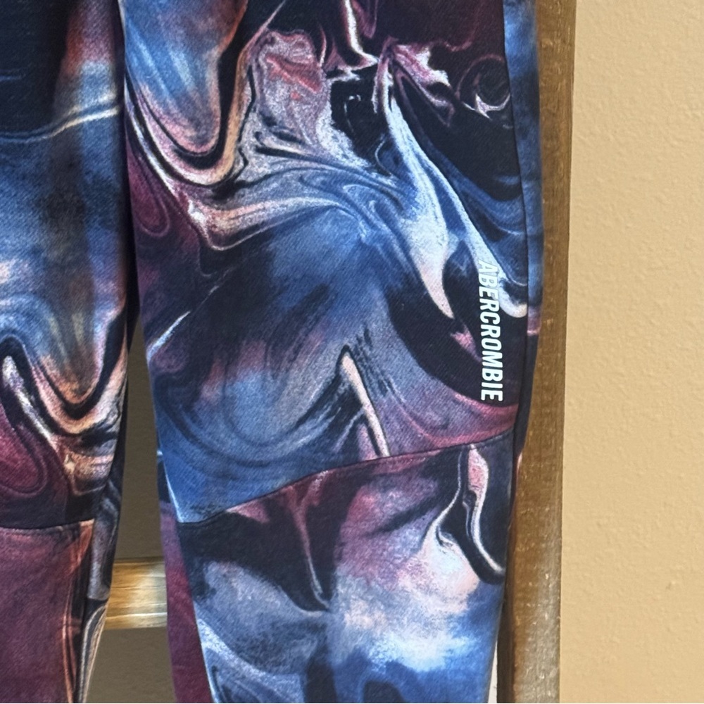 Abercrombie kids boys jogger fleece sweatpants
Like new condition
Size 15/16 - Picture 4 of 7
